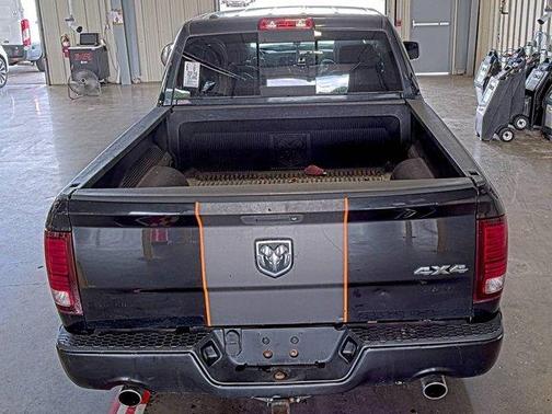 Brilliant Black Crystal Pearlcoat 2016 RAM 1500 Sport