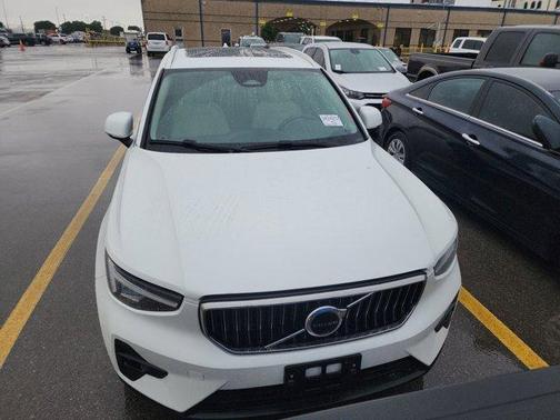 Crystal White Metallic 2023 Volvo XC40 B4 Plus Bright Theme