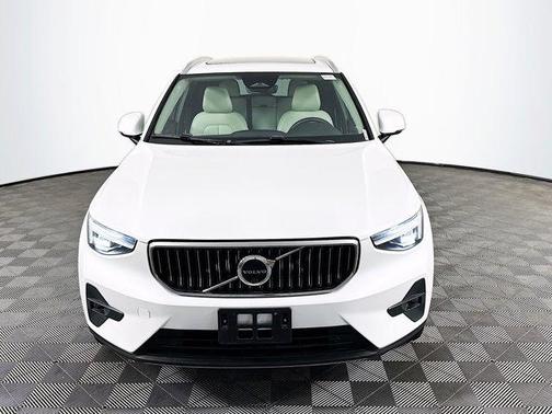 Crystal White Metallic 2023 Volvo XC40 B4 Plus Bright Theme