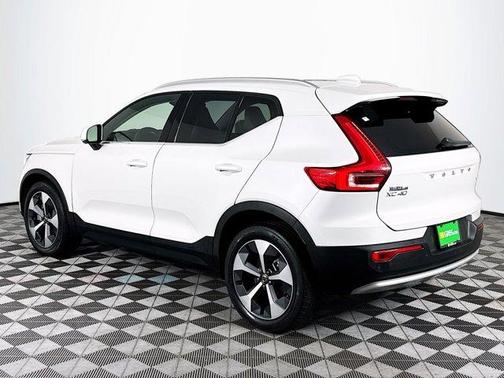 Crystal White Metallic 2023 Volvo XC40 B4 Plus Bright Theme
