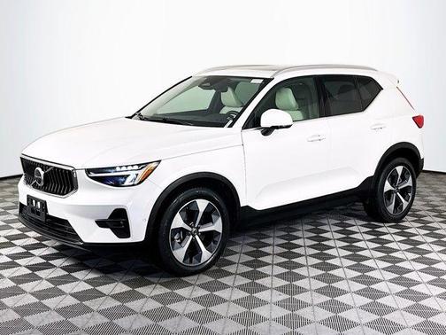 Crystal White Metallic 2023 Volvo XC40 B4 Plus Bright Theme