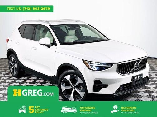 Crystal White Metallic 2023 Volvo XC40 B4 Plus Bright Theme