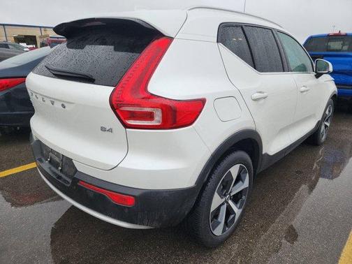 Crystal White Metallic 2023 Volvo XC40 B4 Plus Bright Theme