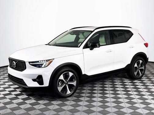 2023 Volvo XC40 B4 Ultimate Dark Theme