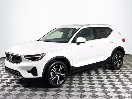 2025 Volvo XC40 B5 Core Bright Theme