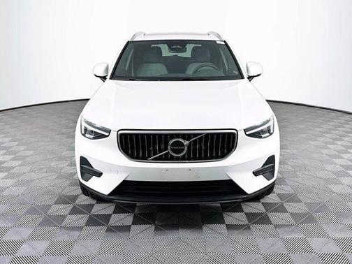 2025 Volvo XC40 B5 Core Bright Theme