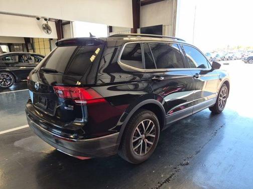 Deep Black Pearl Effect 2018 Volkswagen Tiguan 2.0T SE
