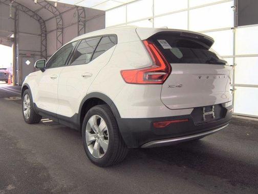 Crystal White Metallic 2022 Volvo XC40 T5 Momentum