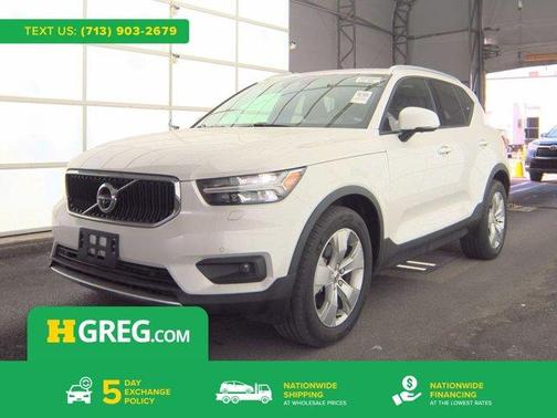 Crystal White Metallic 2022 Volvo XC40 T5 Momentum
