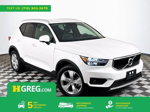 Crystal White Metallic 2022 Volvo XC40 T5 Momentum