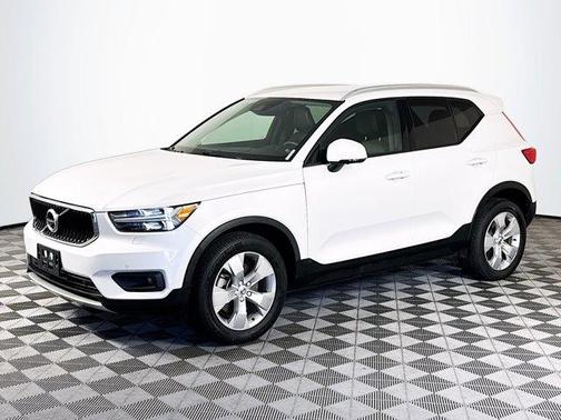 Crystal White Metallic 2022 Volvo XC40 T5 Momentum
