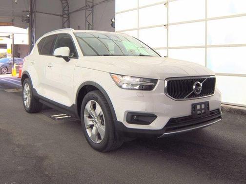Crystal White Metallic 2022 Volvo XC40 T5 Momentum