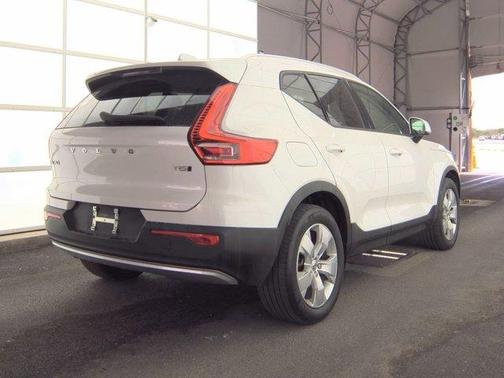 Crystal White Metallic 2022 Volvo XC40 T5 Momentum