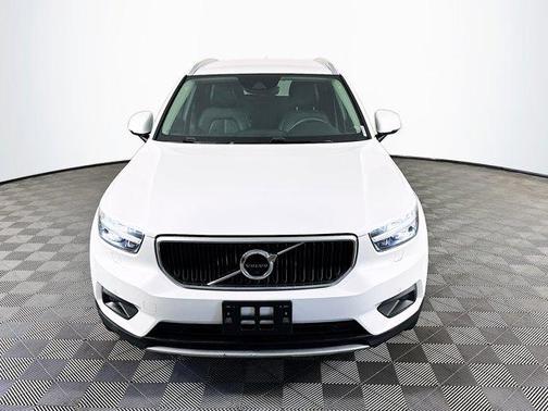 Crystal White Metallic 2022 Volvo XC40 T5 Momentum