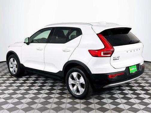 Crystal White Metallic 2022 Volvo XC40 T5 Momentum