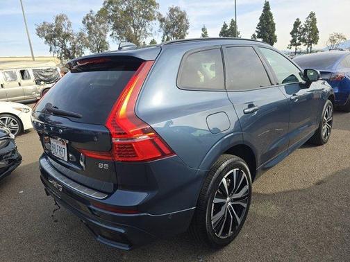 2023 Volvo XC60 B5 Plus Dark Theme