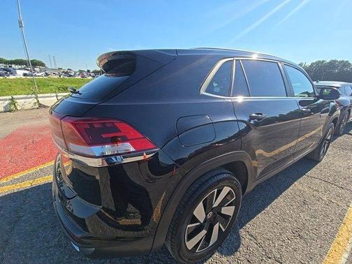 Deep Black Pearl Effect 2026 Volkswagen Atlas Cross Sport 2.0T SE w/Technology