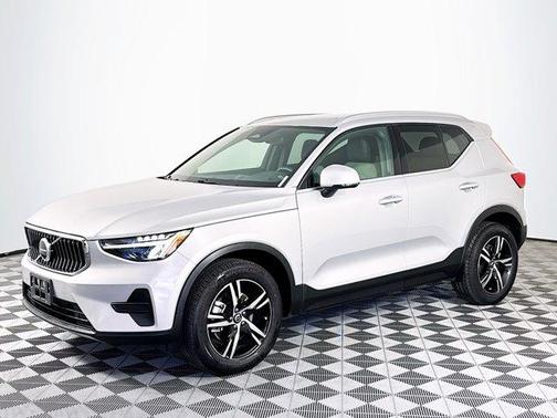 2025 Volvo XC40 B5 Core Bright Theme