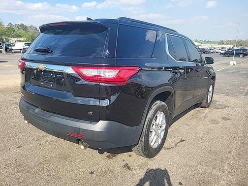 Mosaic Black Metallic 2021 Chevrolet Traverse LT Cloth