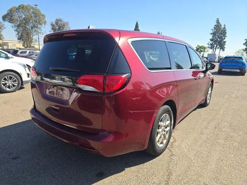 2022 Chrysler Voyager LX
