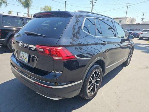 Deep Black Pearl Effect 2021 Volkswagen Tiguan 2.0T SE