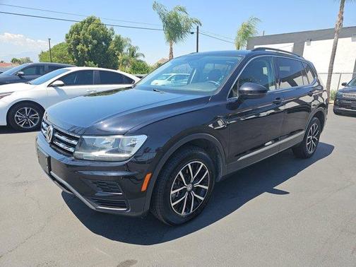 Deep Black Pearl Effect 2021 Volkswagen Tiguan 2.0T SE