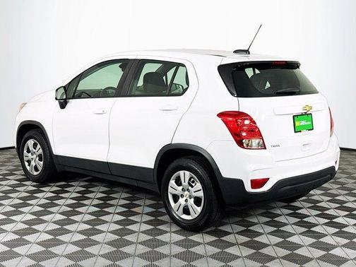 Summit White 2017 Chevrolet Trax LS