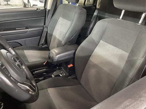 Photo 5 of 23 of 2012 Jeep Compass Latitude