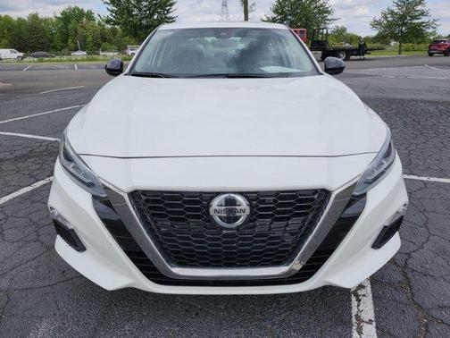 Pearl White Tricoat 2022 Nissan Altima SR FWD