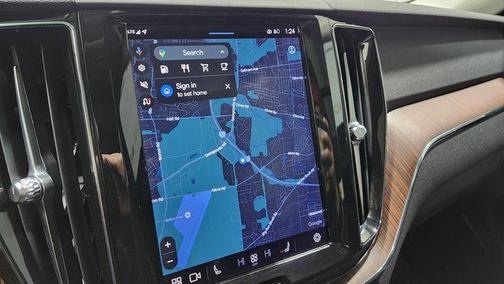 2023 Volvo XC60 B5 Plus Dark Theme