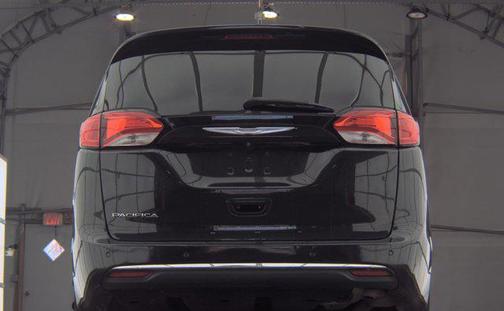 Brilliant Black Crystal Pearlcoat 2017 Chrysler Pacifica Touring-L