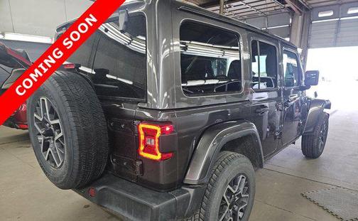 Granite Crystal Metallic Clearcoat 2025 Jeep Wrangler 4-Door Sahara 4x4