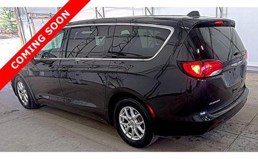 Brilliant Black Crystal Pearlcoat 2022 Chrysler Voyager LX