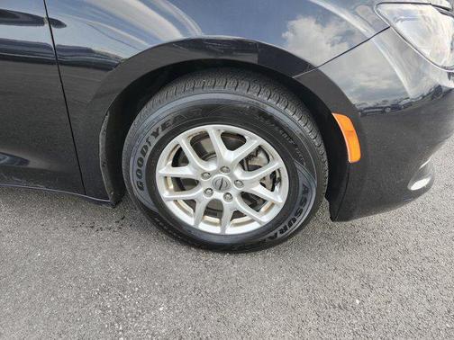 Brilliant Black Crystal Pearlcoat 2022 Chrysler Voyager LX