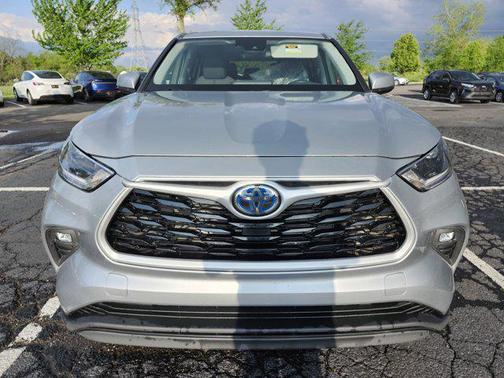 Celestial Silver Metallic 2021 Toyota Highlander Hybrid LE