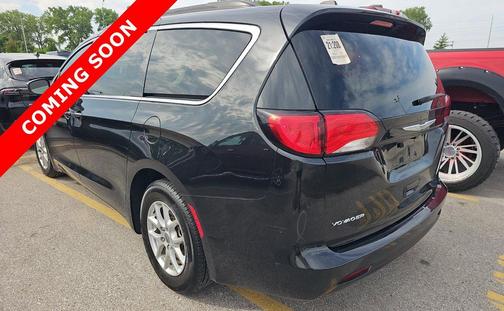 Brilliant Black Crystal Pearlcoat 2021 Chrysler Voyager LXI