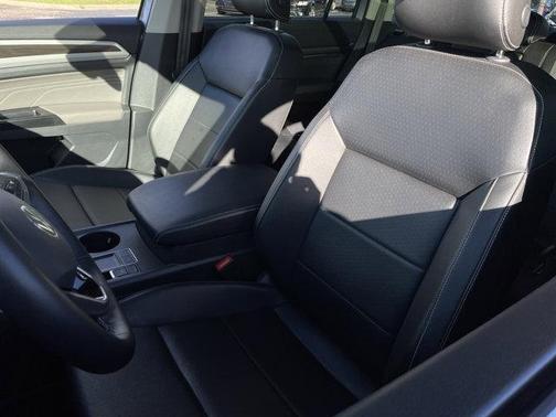 Photo 5 of 32 of 2021 Volkswagen Atlas 3.6 V6 SE w/ Technology