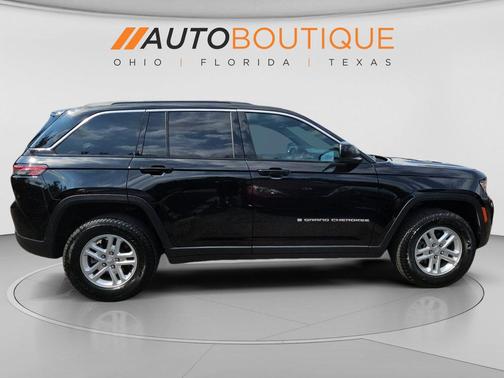 Diamond Black Crystal Pearlcoat 2025 Jeep Grand Cherokee Laredo
