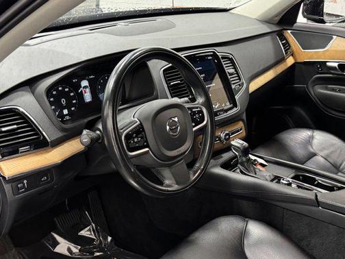 2021 Volvo XC90 T6 Momentum