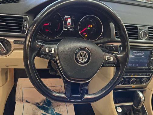 2017 Volkswagen Passat 1.8T SE w/Technology