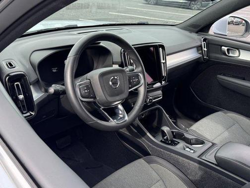 2024 Volvo XC40 B5 Core Dark Theme