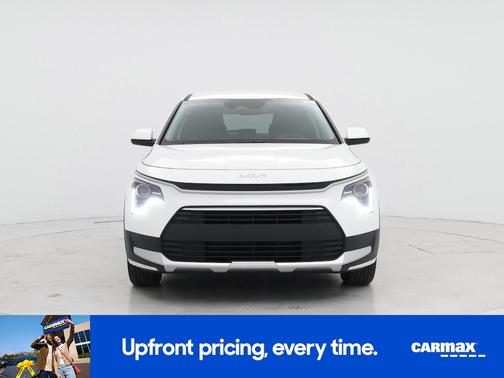 White 2025 Kia Niro LX