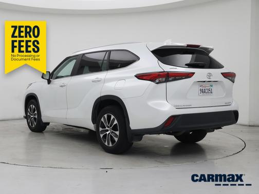 White 2023 Toyota Highlander XLE
