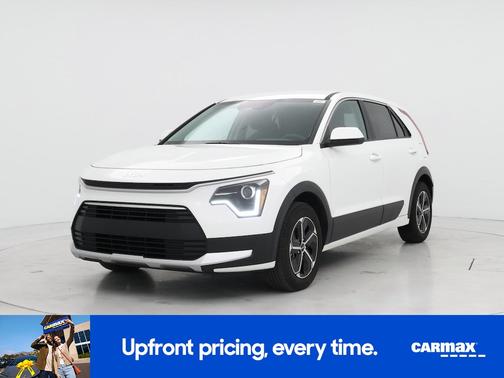 White 2025 Kia Niro LX