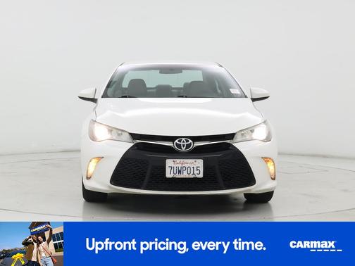 White 2017 Toyota Camry SE