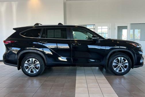 Midnight Black Metallic 2024 Toyota Highlander XLE