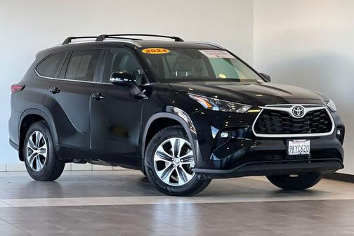 Midnight Black Metallic 2024 Toyota Highlander XLE