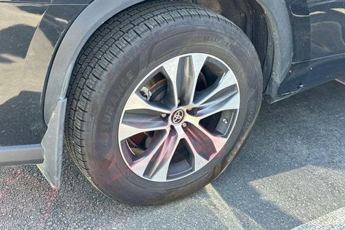 Midnight Black Metallic 2024 Toyota Highlander XLE