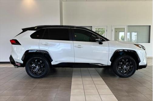 2022 Toyota RAV4 Hybrid SE