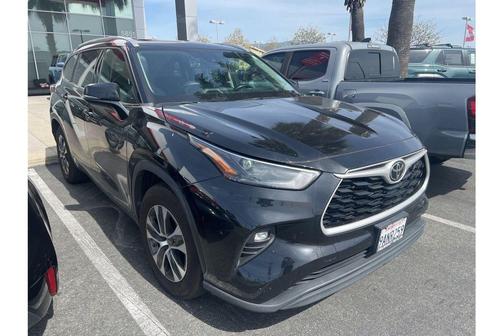 Midnight Black Metallic 2022 Toyota Highlander XLE